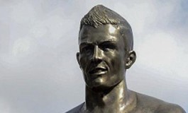 Ronaldo voit rouge avec sa statue dégradée par un fan de... Messi