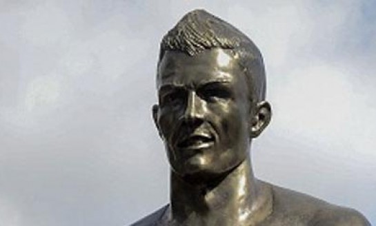 Ronaldo voit rouge avec sa statue dégradée par un fan de... Messi