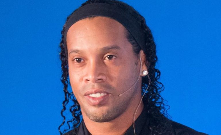 Ronaldinho signe un contrat… d’un jour avec le Barça !