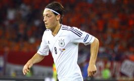 Allemagne - France : Özil se prend une porte en pleine face