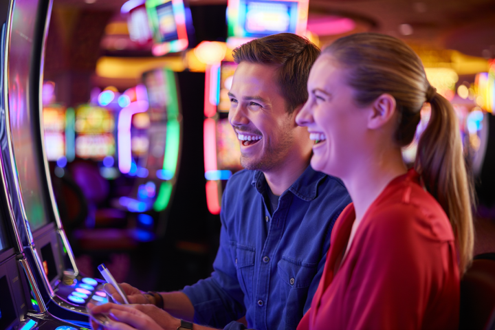 Amis qui joue sur des machines en souriant