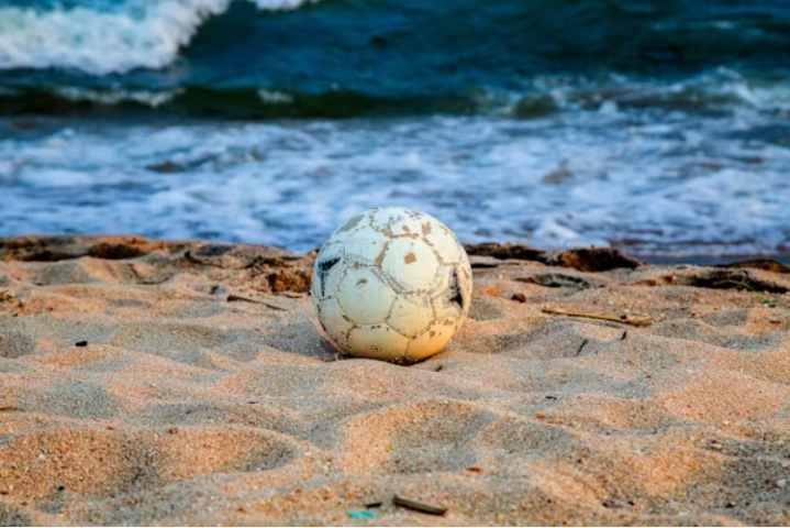 un ballon de plage sur le sable