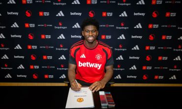 Manchester United : Carlos Baleba peut-il devenir la pièce maîtresse du nouveau milieu des Red Devils ?
