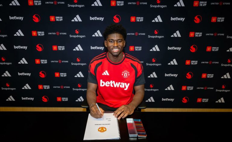 Manchester United : Carlos Baleba peut-il devenir la pièce maîtresse du nouveau milieu des Red Devils ?